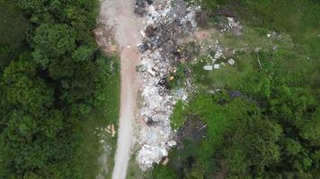 vue aérienne des déchets illégaux video