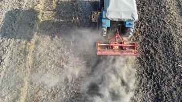 Bauer benutzt Traktor, um das Müllfeld zu räumen