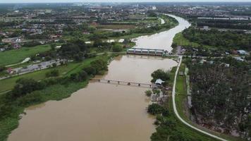 vista aerea fiume krian attraverso la diga video
