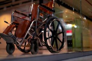 silla de ruedas vacía borrosa cerca del ascensor en un hospital privado para pacientes de servicio y personas discapacitadas. equipo médico en el hospital para personas discapacitadas de asistencia. silla con ruedas para cuidado de pacientes. foto