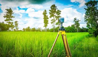 equipo de topografía gps sobre fondo de cielo azul y nubes blancas. Equipos gps, gis y gnss. estudio de la tierra para el mapa. tecnología para marcar la tierra para hacer un mapa satelital en la tierra. encuesta inteligente gnss gps. foto