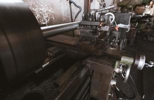 máquina de torno trabajando en fábrica. Torno torno para carpintería metálica. fabricación de maquinaria pesada. máquina para fresar metal. antecedentes para la seguridad en el concepto de lugar de trabajo industrial. industria metalúrgica. foto