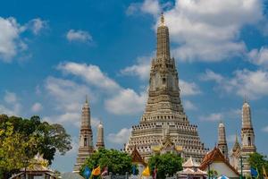 wat arun ratchawararam con hermoso cielo azul y nubes blancas. el templo budista wat arun es el punto de referencia en bangkok, tailandia. atracción de arte y arquitectura antigua en bangkok, tailandia. foto