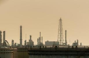 contaminación del aire en la planta de refinería de petróleo. mala calidad del aire lleno de polvo. el calentamiento global por el problema de la contaminación del aire. problema ambiental del monóxido de carbono del gas y el polvo. Problema de la tarde 2.5. foto