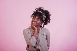 solo buen humor. retrato de una atractiva chica afroamericana con ropa informal y reloj a mano posando para la cámara foto