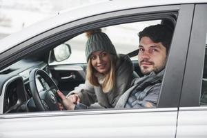 listo para un viaje. buena pareja tiene un fin de semana en el campo en invierno foto