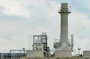 central eléctrica de turbina de gas. energía para fábrica de apoyo en polígono industrial. tanque de gas natural. central eléctrica que utiliza gas natural como combustible. genera electricidad. torre de enfriamiento y tanque de presión. foto