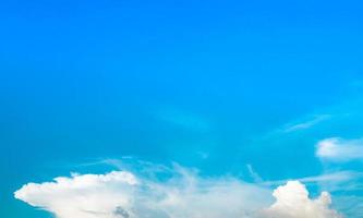 hermoso cielo azul y fondo de nubes cumulus blancas. fondo de paz, verano, día brillante. uso para el estado de ánimo feliz, la diversión y el día de vacaciones en el fondo de verano foto