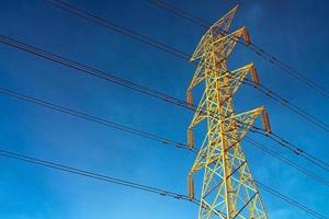 poste eléctrico de alto voltaje y líneas de transmisión por la noche. torres de alta tensión en la noche. poder y energía. conservación de energía. torre de red de alto voltaje con cable de alambre en la estación de distribución. foto