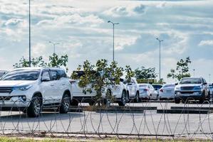 coche de alquiler aparcado en el parking del aeropuerto. coche usado para el servicio de alquiler de negocios. Zona de aparcamiento exterior con valla de alambre de púas para mayor seguridad. plaza de aparcamiento urbano. industria automotriz. foto