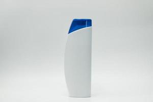 botella de champú o acondicionador con bomba dispensadora azul aislada en fondo blanco con etiqueta en blanco y espacio de copia. usar para anunciar champú o acondicionador. paquete de productos cosméticos. producto de belleza foto