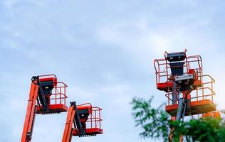 plataforma elevadora articulada. plataforma elevadora aérea. Ascensor telescópico contra el cielo. grúa móvil de construcción en alquiler y venta. servicio de mantenimiento y reparación de elevadores de pluma hidráulica. concesionario de grúas. foto