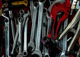 chonburi, tailandia-9 de agosto de 2019 herramientas antiguas en caja de herramientas para maquinaria de servicio de reparación y mantenimiento en fábrica. equipo de herramientas mecánicas. herrajes de acero aleado. llave inglesa y llave inglesa para reparación de automóviles diy