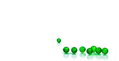 Píldoras de cápsulas blandas redondas verdes aisladas sobre fondo blanco con espacio de copia. Medicina ayurvédica para la indigestión, gases y acidez. medicina herbal hecha de aceite de menta y aceite de hierbabuena de la india foto