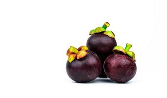 mangostán entero que muestra la piel morada aislada en fondo blanco con espacio. fruta tropical de tailandia. la reina de las frutas. concepto de mercado de frutas frescas de asia. fuente natural de taninos y xantonas foto