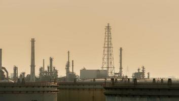 contaminación del aire en la planta de refinería de petróleo. mala calidad del aire lleno de polvo. el calentamiento global por el problema de la contaminación del aire. problema ambiental del monóxido de carbono del gas y el polvo. Problema de la tarde 2.5. foto