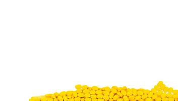 tabletas amarillas píldoras aisladas sobre fondo blanco con espacio para copiar texto. Tabletas de ibuprofeno en pastillas. medicamento analgésico para dolor de cabeza, fiebre alta y antiinflamatorio. concepto de industria farmacéutica. foto
