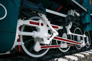 primer rueda de tren. tren verde rojo y blanco. locomotora de tren vintage antigua. locomotora de vapor antigua. locomotora negra. viejo vehículo de transporte. foto