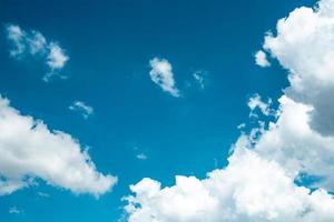 hermoso cielo azul y fondo de nubes cumulus blancas. fondo de paz, verano, día brillante. uso para el estado de ánimo feliz, la diversión y el día de vacaciones en el fondo de verano foto