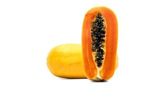 entero y la mitad de la papaya madura con semillas aisladas en fondo blanco con espacio para copiar. fuente natural de vitamina c, ácido fólico y minerales. alimentos saludables para mujeres embarazadas y lactantes foto