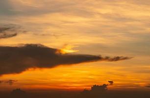 espectacular cielo rojo y naranja y nubes de fondo abstracto. nubes de color rojo anaranjado en el cielo del atardecer. fondo de clima cálido. imagen artística del cielo al atardecer. fondo abstracto al atardecer. concepto de atardecer y amanecer. foto