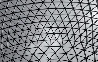 edificio de vidrio y acero con estructura triangular. arquitectura futurista. estilo arquitectónico neofuturista. textura de cúpula geométrica de triángulo blanco. diseño de arte creativo de un edificio moderno. foto