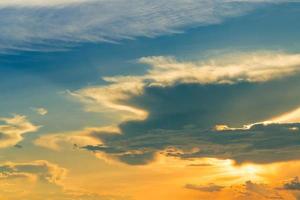 cielo dorado del atardecer. cielo cielo cielo azul y amarillo con nubes blancas. luz dorada del sol al atardecer. belleza en la naturaleza. hermoso patrón natural del cielo dorado de la puesta de sol. fondo abstracto de tiempos de anochecer y amanecer foto