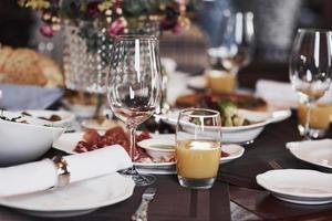 foto de cerca de la mesa con comida y bebida en el hermoso restaurante