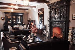 agradable tener la oportunidad de caminar allí. interior de restaurante de lujo en estilo aristocrático vintage con hermosa chimenea foto