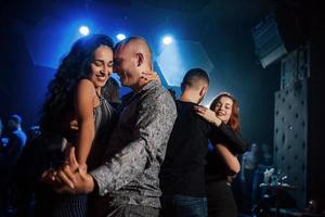 pareja bailando por la noche en el club. disfrutando de la música y el uno del otro foto