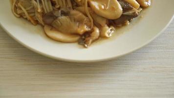 Gebratener gemischter Pilz mit Austernsauce - gesunder Essensstil video