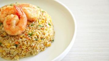 hausgemachte gebratene Garnelen gebratener Reis auf Teller im thailändischen Stil - asiatischer Essensstil
