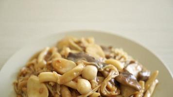 funghi misti saltati in padella con salsa di ostriche - stile alimentare sano video