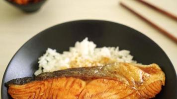 Grilled Salmon with Soy Sauce Rice Bowl - Japanese food style video