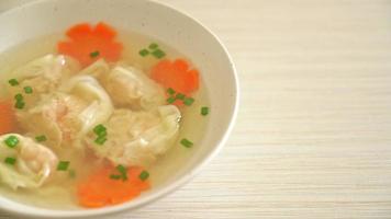 sopa de bolinho de camarão em tigela branca - estilo de comida asiática video