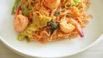 Stir-fried instant noodles sukiyaki with shrimps - Asian food style video