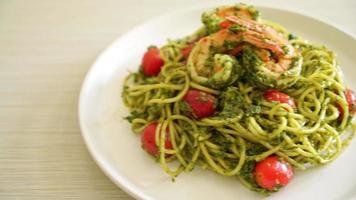 Spaghetti with prawns or shrimps in homemade pesto sauce - Healthy food style