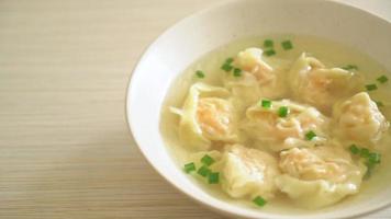 zuppa di gnocchi di gamberi in una ciotola bianca - stile asiatico