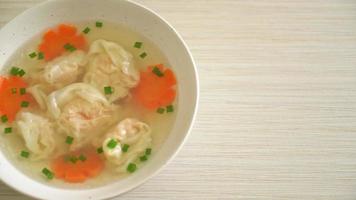 Garnelenknödelsuppe in weißer Schüssel - asiatischer Essensstil