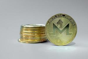 pila de monedas de criptomoneda monero dorado, crypto es dinero digital dentro de la red blockchain, se intercambia utilizando tecnología e intercambio de Internet en línea. concepto financiero foto