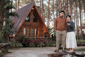 pareja de turistas que viajan en un bosque de pinos, un hombre y una mujer visitan doi bo luang, chiang mai, tailandia, punto de referencia y popular para las atracciones turísticas. juntos, vacaciones y concepto de viaje foto