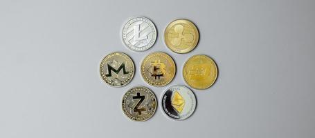 criptomoneda dorada y plateada, bitcoin, ethereum, litecoin, dash, monero, zcach y monedas onduladas. crypto es dinero digital dentro de la red blockchain foto