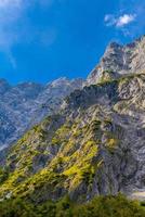 valle en las montañas de los alpes cerca de koenigssee, konigsee, parque nacional de berchtesgaden, baviera, alemania. foto