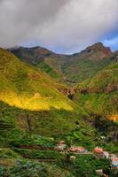 puesta de sol en las montañas del noroeste de tenerife cerca del pueblo de masca, islas canarias foto