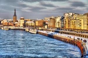 hermosa orilla del río rhein durante el día en dusseldorf en invierno, nordrhein-westfalen, alemania foto