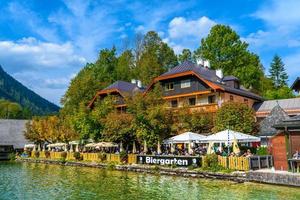 casas antiguas de madera en el lago, schoenau am koenigssee, konigsee, parque nacional de berchtesgaden, baviera, alemania foto