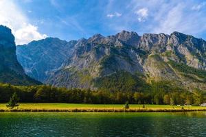 lago koenigssee con montañas alp, konigsee, parque nacional de berchtesgaden, baviera, alemania foto