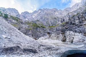 cueva de hielo bajo el glaciar en las montañas de los alpes cerca de koenigssee, konigsee, parque nacional de berchtesgaden, baviera, alemania foto