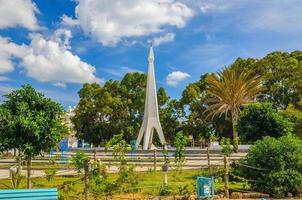 monumento con cielo azul y árboles cerca de medina en hammamet túnez foto