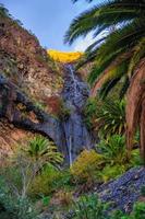 cascada cerca del pueblo de masca con montañas, tenerife, islas canarias foto